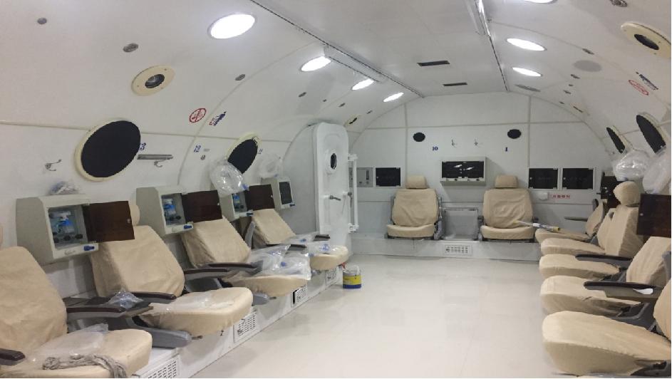 看看高壓氧艙內(nèi)的病號，各有各的不容易